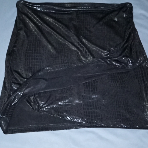 Shein black snakeskin mini skirt size L - Picture 2 of 4
